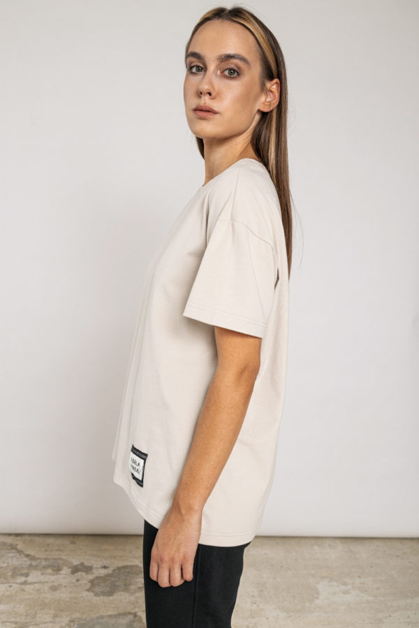 T-shirt Perla Varsav Oversize Sand bok